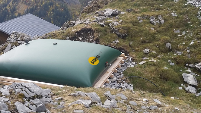 Citerne souple à eau Maciterne Serena Group en terrain montagneux – solution pour le stockage d’eau potable et d’eau de pluie dans des zones isolées